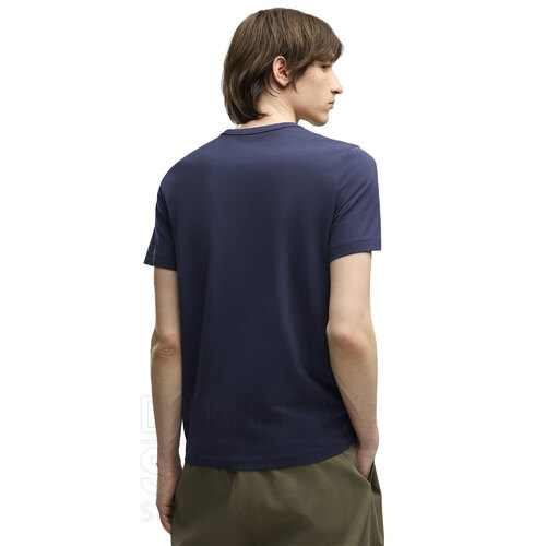 REMERA ESSENTIALS ELEVATED
