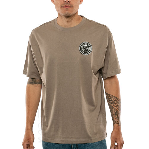 REMERA GRAPHICS RELAXED BADGE