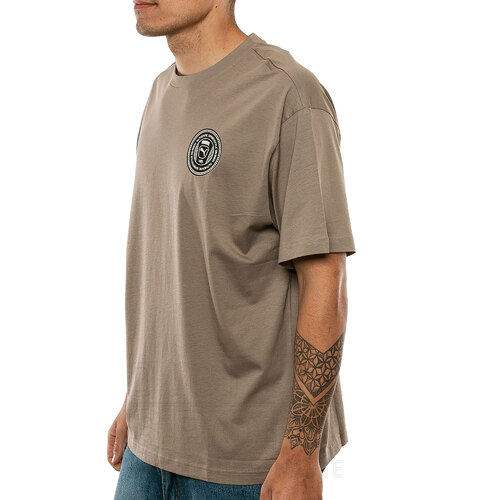REMERA GRAPHICS RELAXED BADGE
